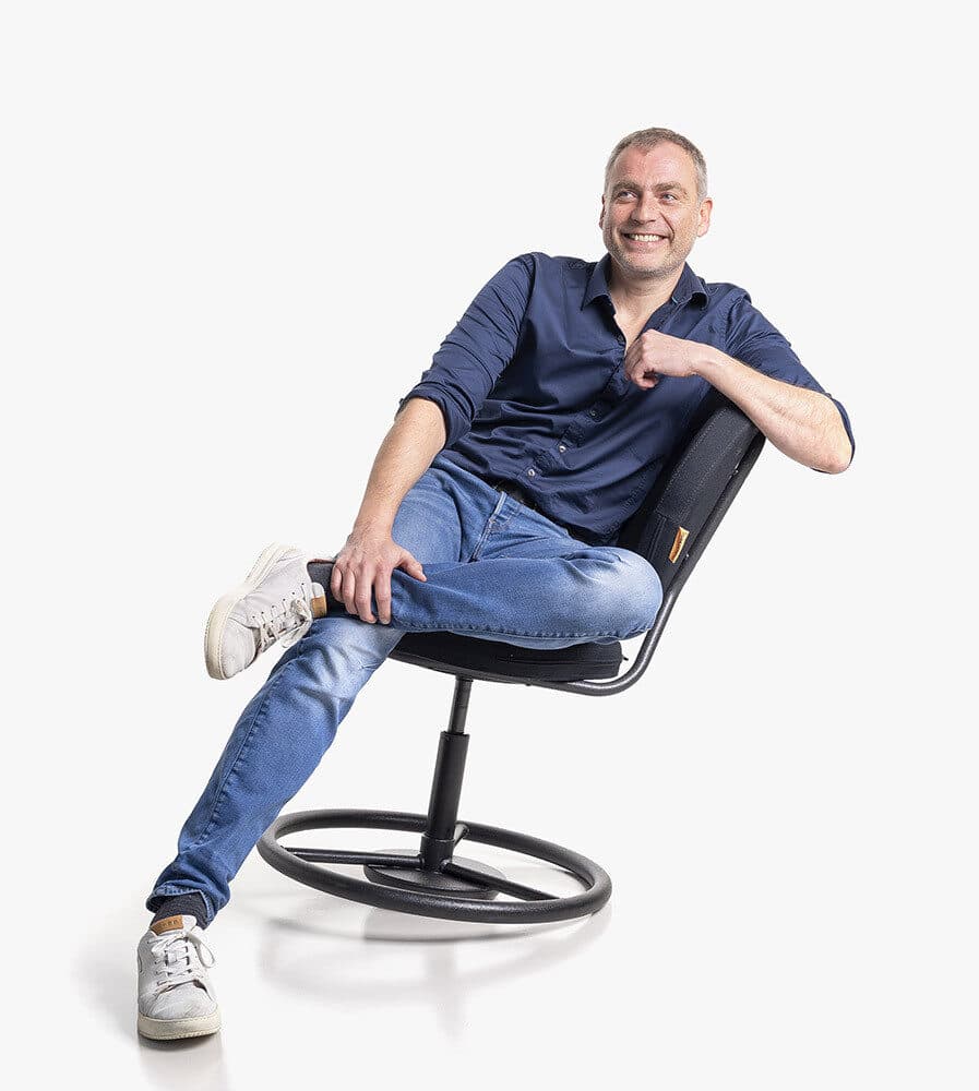 Leon van der Krabben, bedenker van de FLOWMAXX, zit ontspannen achterover op zijn stoel